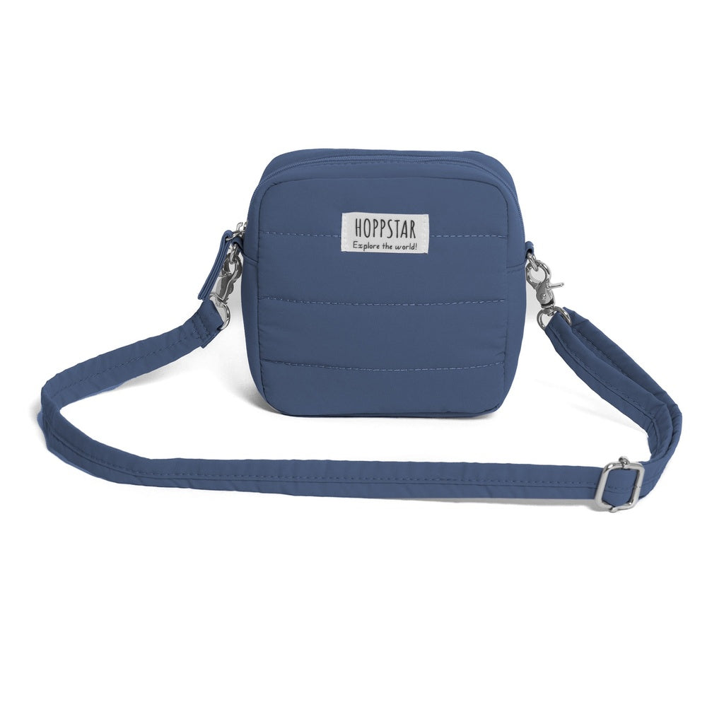 Hoppstar Midi Bag Denim mit aufgelegtem Umhängeband – robuste, blaue Kameratasche für Kinderkameras, erhältlich im Waldpark Hochreiter Shop.