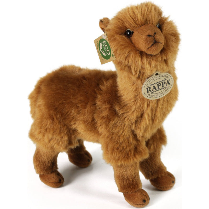 Plüsch-Alpaka in Hellbraun mit weichem Fell, aufrecht stehend, mit ECO-Friendly Etikett.