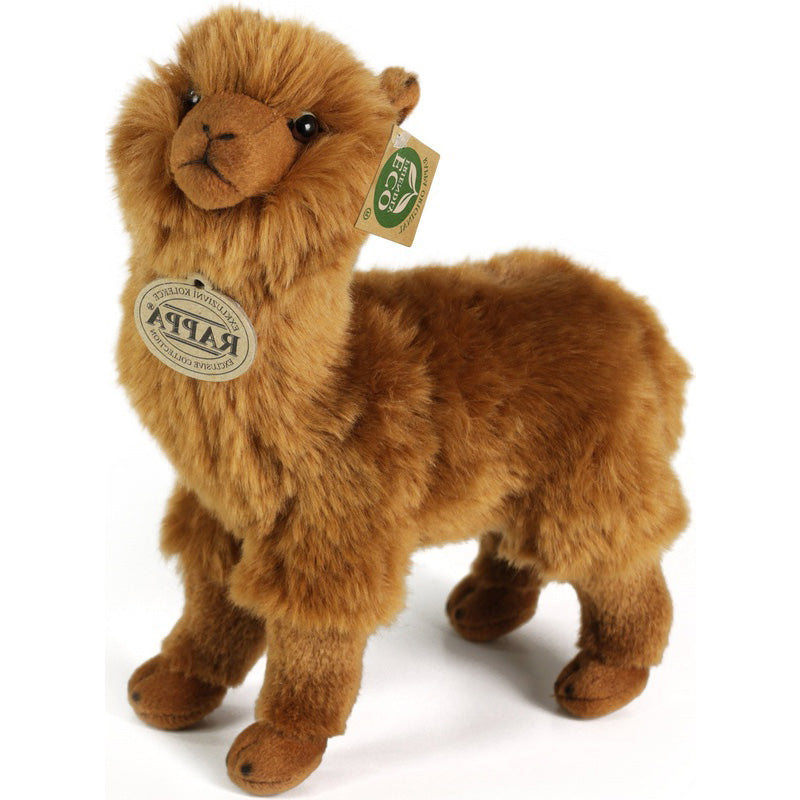 Plüsch-Alpaka in hellbraun, leicht seitlich fotografiert, mit ECO-Friendly Anhänger und RAPPA-Schild.