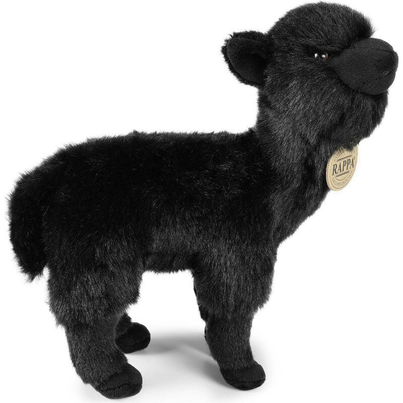 Schwarzes Plüsch-Alpaka mit flauschigem Fell und einem Anhänger am Hals.
