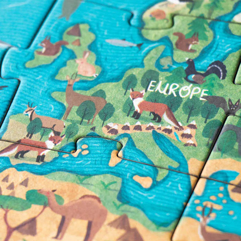 Nahaufnahme des Puzzles, zeigt den Teil Europas mit illustrierten Tieren wie Fuchs, Reh, Hase und Steinbock.