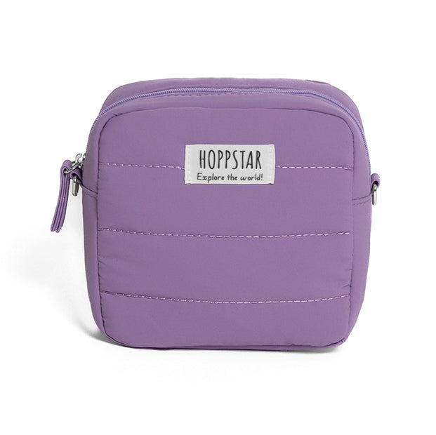 Frontalansicht der Hoppstar Midi Bag Blossom – stilvolle, lila Kameratasche aus langlebigem Nylon mit Reißverschluss und Innenfächern.