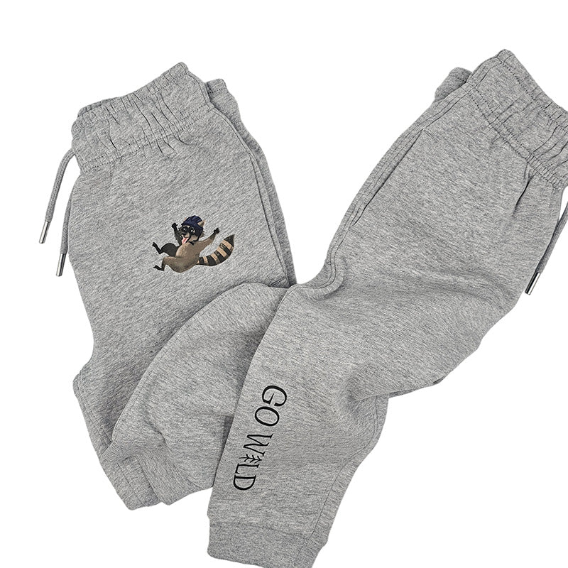 Übersichtsbild der grauen Bio-Baumwollhose für Kinder, zeigt angenehme Passform und natürliche Stoffqualität, auf weißem Hintergrund