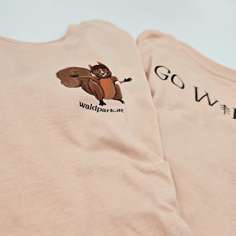 Detailansicht des rosa Go Wild T-Shirts, Vorderseite zeigt Eichhörnchen-Motiv, kindgerecht und farbenfroh für kleine Entdecker
