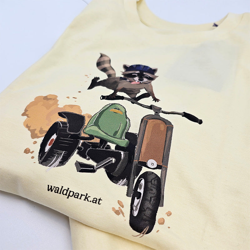 Go Wild Bio-Baumwoll-T-Shirt in Gelb, Vorderseite zeigt Waschbär im Go-Kart unterwegs, perfekt für Kinder, die Natur lieben