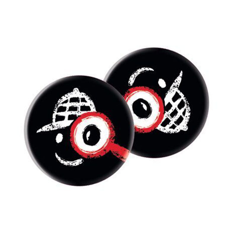 Zwei schwarze Spielchips mit Logo: Detektivgesicht mit kariertem Hut und roter Lupe.