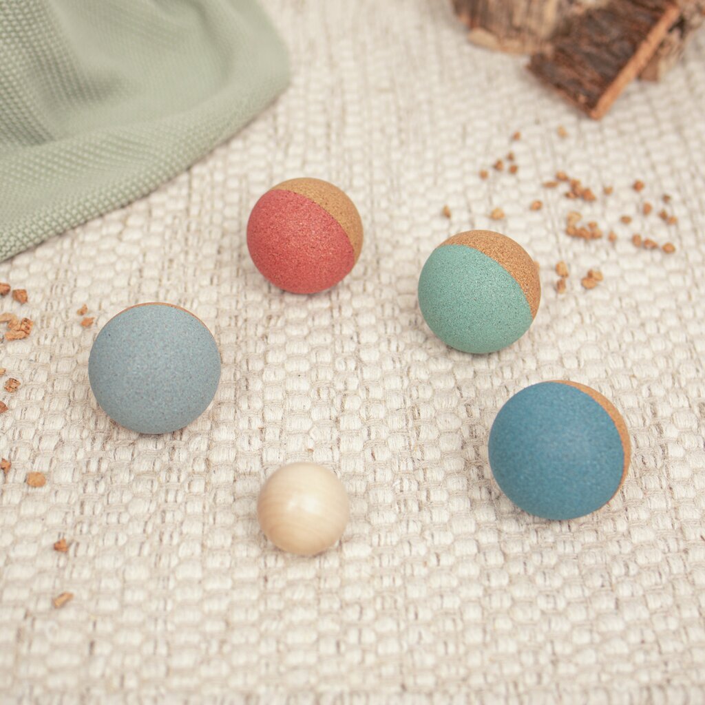 Boccia Set aus Kork auf dem Teppich