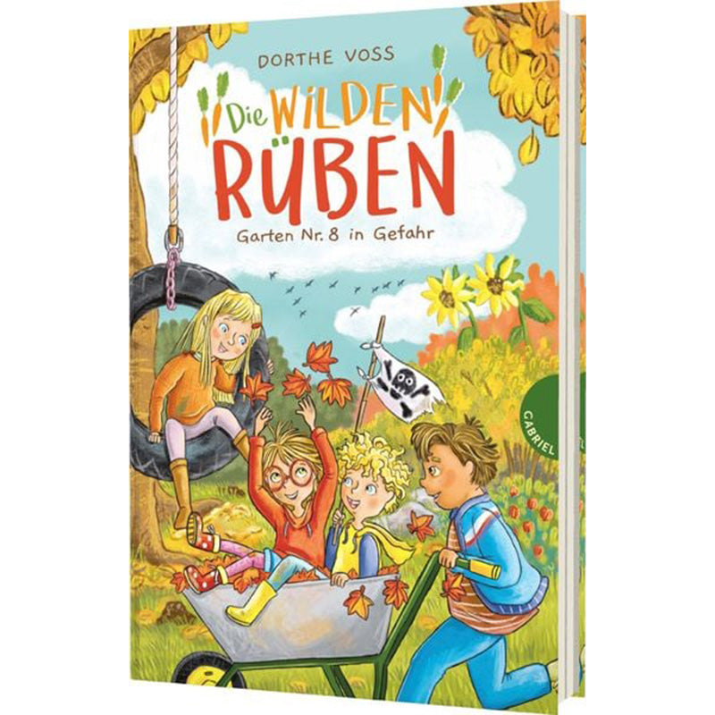 Buchcover Die wilden Rüben – Garten Nr. 8 in Gefahr von Dorthe Voss. Vier Kinder spielen im Garten: ein Mädchen sitzt in einer Schubkarre, zwei Kinder daneben, eines schaukelt auf einem Reifenschaukel. Im Hintergrund bunte Blumen, Bäume und eine kleine Piratenflagge.