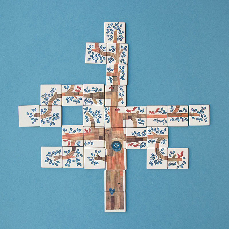 Einen gelegten Baum aus Plättchen auf blauem Hintergrund.