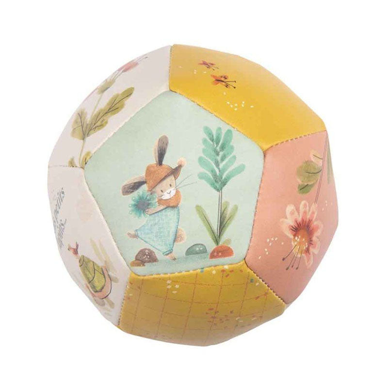 Illustrativer Ball von Moulin Roty mit Häschenmotiv, Blumen und Blättern – Teil der Kollektion Trois Petits Lapins, ideal für Babys und Kleinkinder.