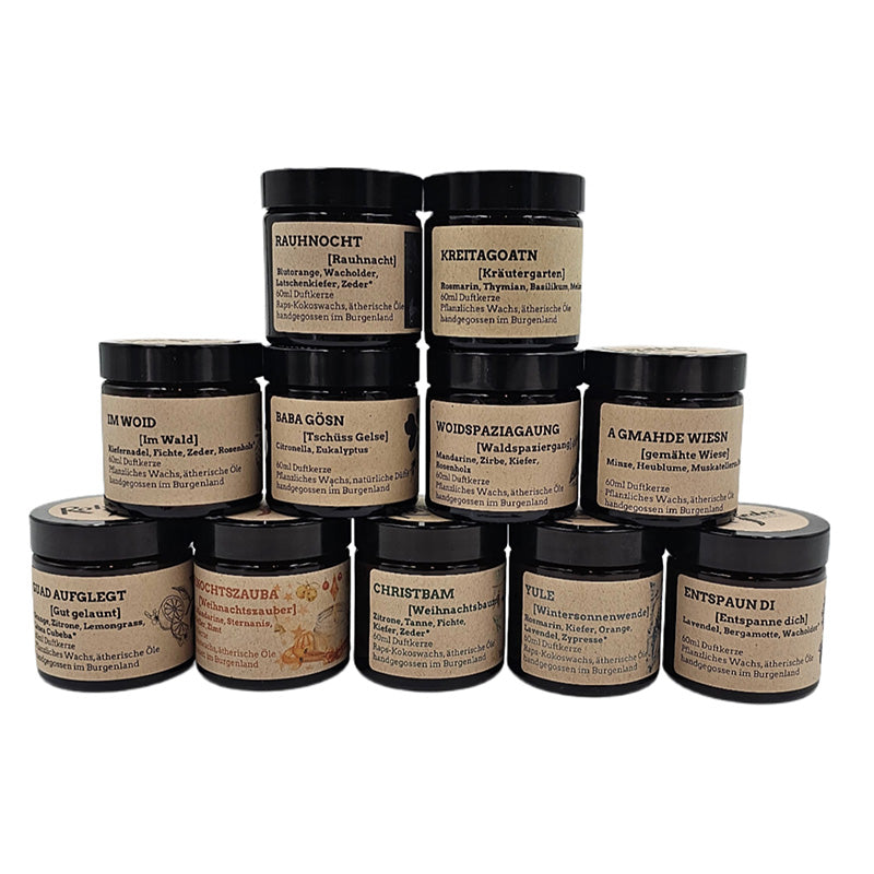 Sammlung handgegossener Duftkerzen im Glas mit braunen Etiketten, verschiedene Duftrichtungen mit Dialektnamen.