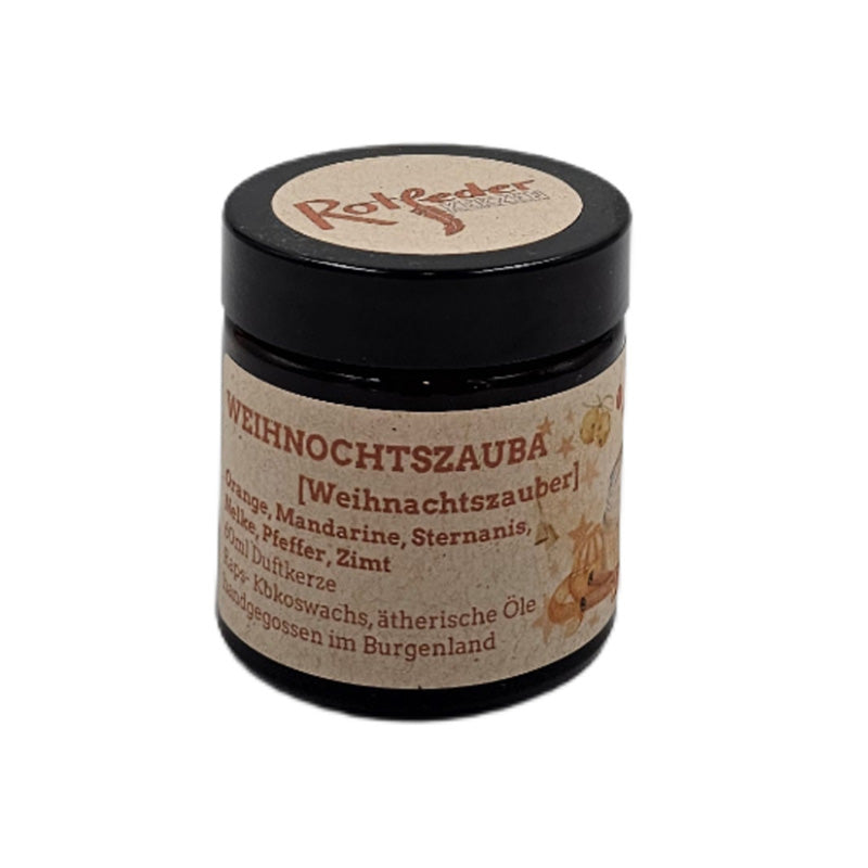 Braunes Glas mit Duftkerze, Etikett mit Aufschrift Weihnachtszauba mit weihnachtlicher Illustration.
