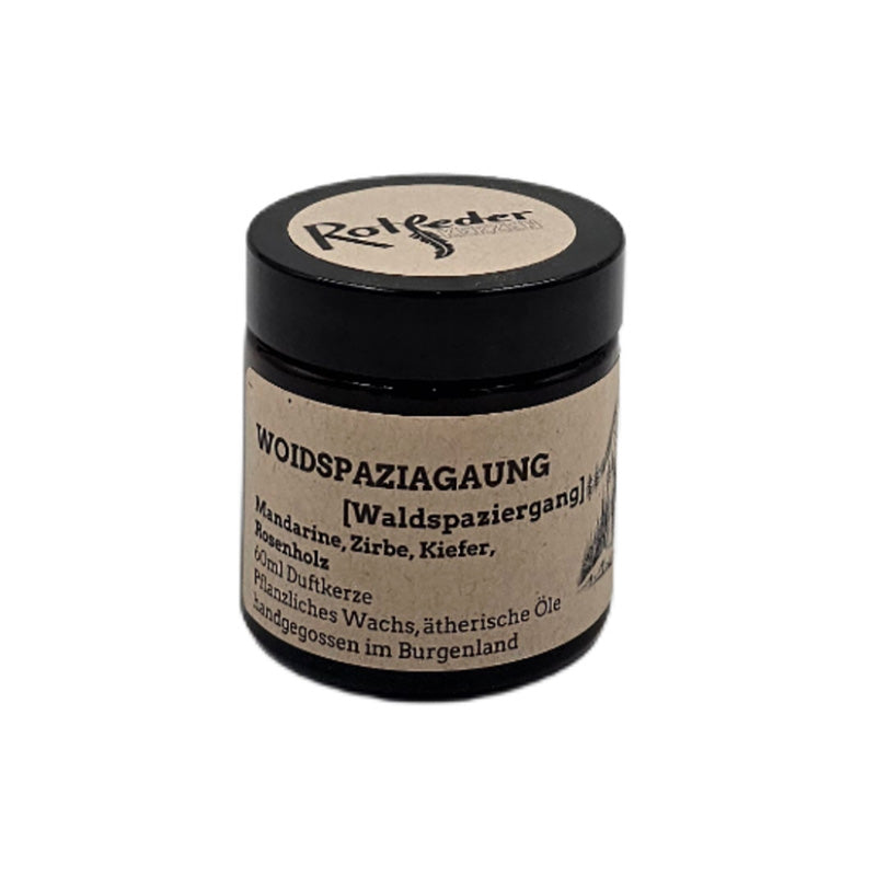 Braunes Glas mit Duftkerze, Etikett mit Aufschrift Woidspaziagaung und Wald-Aromen