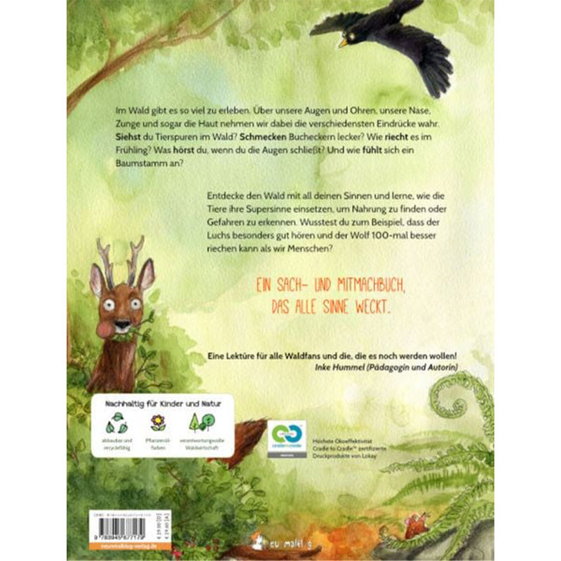 Buchrückseite: Ein Reh und ein fliegender Vogel auf grünem Waldhintergrund, mit Beschreibung des Mitmachbuchs über die Sinne im Wald und nachhaltigen Infos für Kinder.