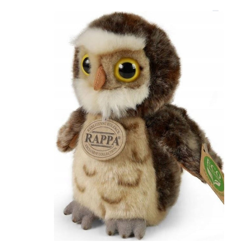 Schräg-vorne links (Eule steht, schaut leicht nach links, Flügel seitlich sichtbar).