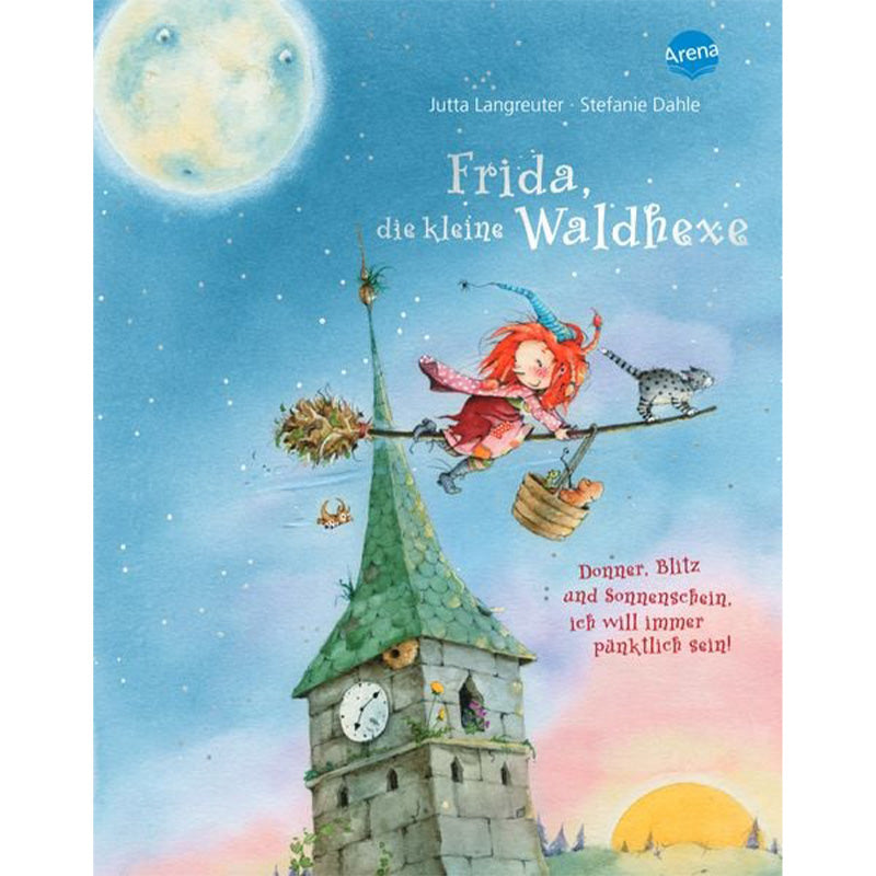 Buchcover von „Frida, die kleine Waldhexe“. Frida fliegt nachts mit ihrem Besen über einen Uhrturm, begleitet von ihrer Katze und einem Korb voller Äpfel, während der Mond am Himmel steht.