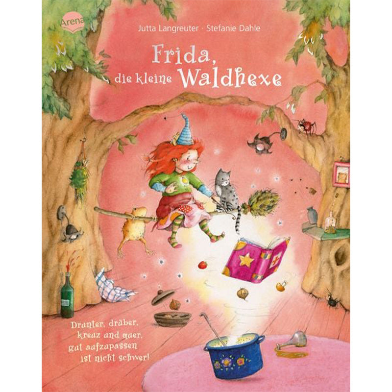 Buchcover von „Frida, die kleine Waldhexe“. Frida sitzt lachend auf einem Ast zwischen zwei Bäumen, ein Zauberbuch schwebt vor ihr in der Luft und magische Gegenstände fliegen durcheinander.