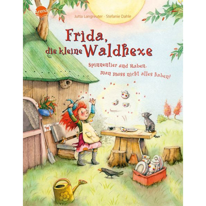 Buchcover „Frida, die kleine Waldhexe – Spinnentier und Raben, man muss nicht alles haben!“. Frida steht vor ihrem kleinen Haus, lässt Geschirr schweben, ihre Katze sitzt auf dem Tisch.