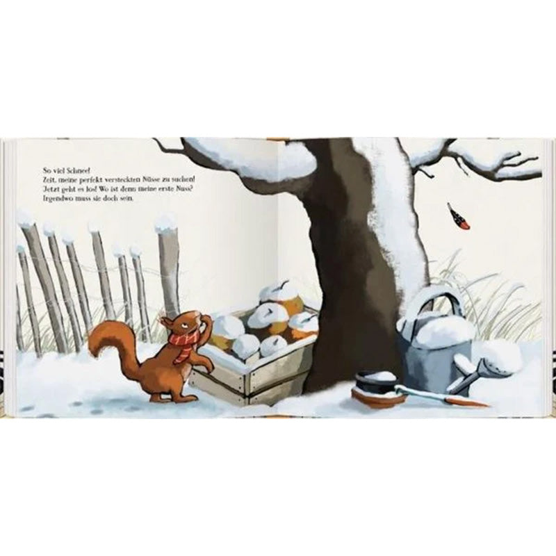 Illustration eines Eichhörnchens mit Schal im verschneiten Garten neben einem Baum, einer Kiste voller Steine und Gartengeräten.