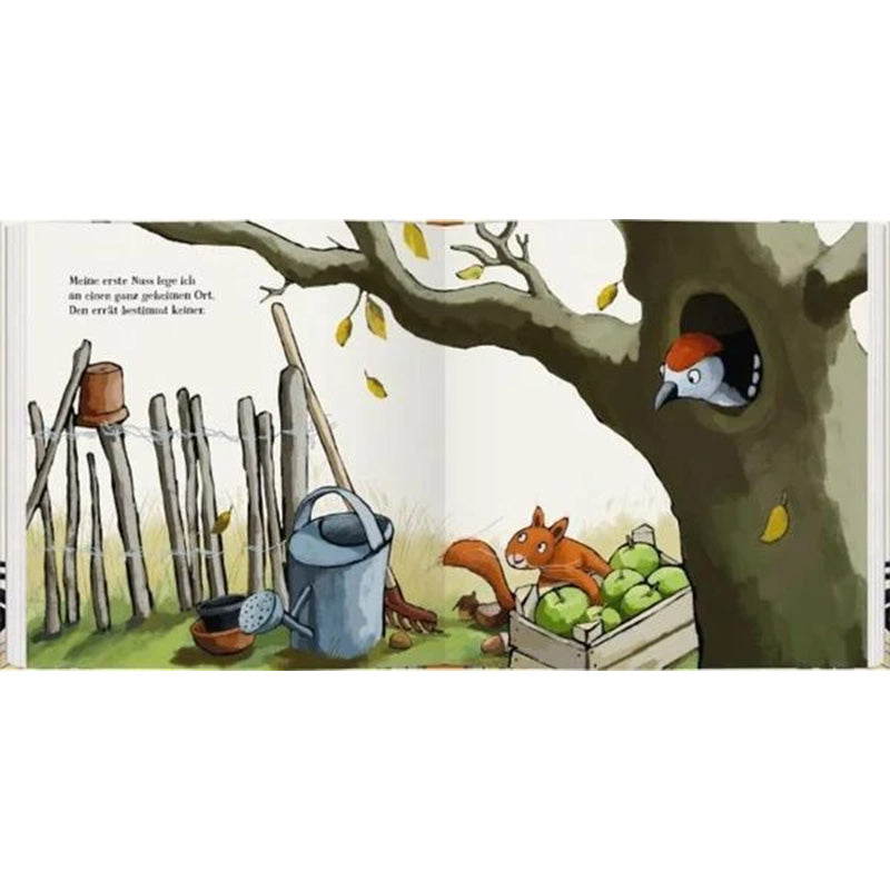 Illustration eines Eichhörnchens mit einer Kiste voller grüner Äpfel unter einem Baum, aus dessen Höhle ein Specht schaut; daneben ein Gartenzaun und eine Gießkanne.