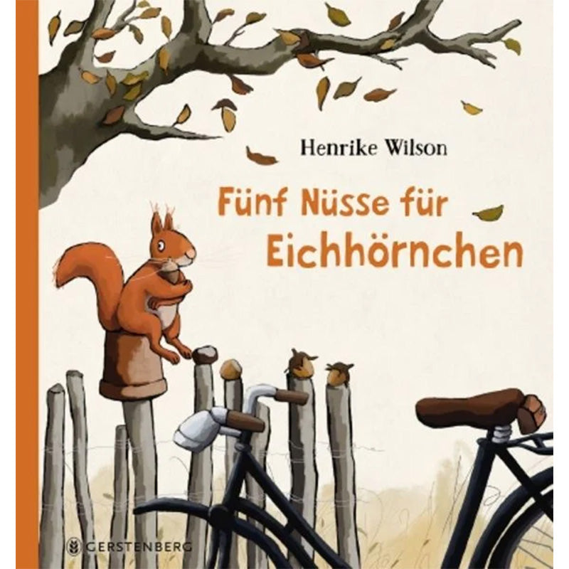 Buchcover mit dem Titel „Fünf Nüsse für Eichhörnchen“ von Henrike Wilson, Illustration eines Eichhörnchens mit Nuss auf einem Zaunpfahl, darunter zwei Fahrräder, im Hintergrund herbstlicher Baum mit fallenden Blättern.