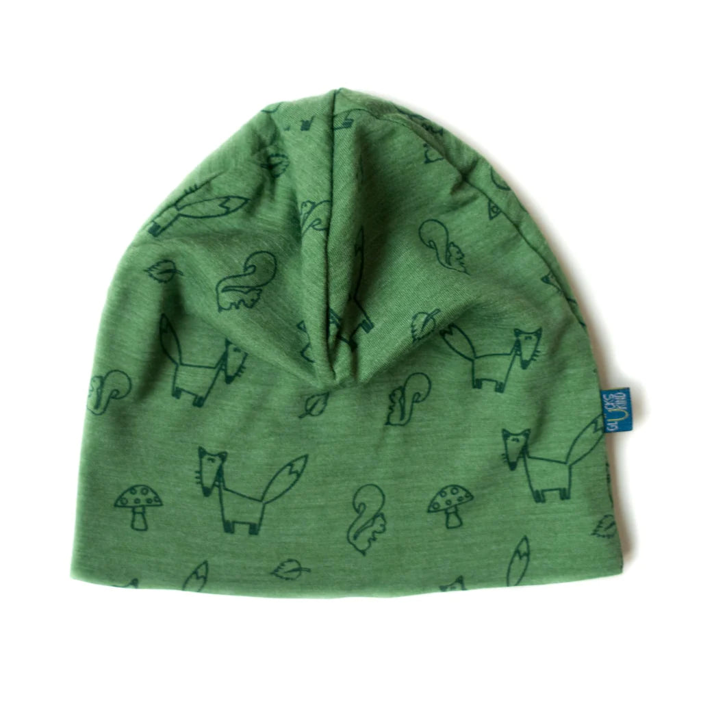 Waldgrüne Kinderhaube aus Merinowolle und Seide mit verspieltem Fuchs-Motiv, weich, temperaturausgleichend und nachhaltig gefertigt, auf weißem Hintergrund