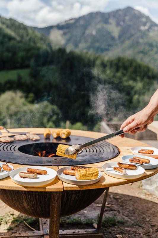 Griller mit Mais und Würstel