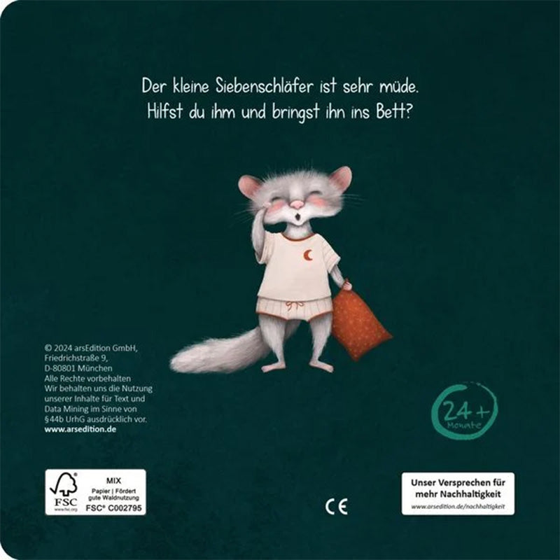 Rückseite des Buches. Der Siebenschläfer steht im Schlafanzug mit Mondsymbol, reibt sich müde die Augen und hält sein Kissen. Der Text fragt: „Der kleine Siebenschläfer ist sehr müde. Hilfst du ihm und bringst ihn ins Bett?“