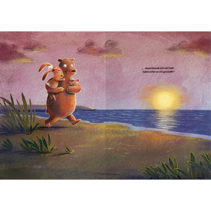 Buchseite mit Illustration von Hase, Bär und Maus am Meer im Sonnenuntergang, der Bär trägt seine Freunde auf dem Arm.