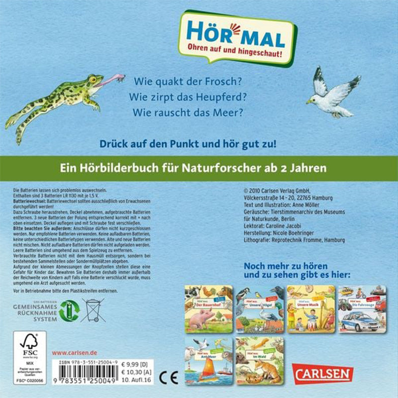 Rückseite eines Kinder-Hörbilderbuchs der Reihe „Hör mal“ vom Carlsen Verlag. Oben Schriftzug „Hör mal – Ohren auf und hingeschaut!“. Fragen wie „Wie quakt der Frosch? Wie zirpt das Heupferd? Wie rauscht das Meer?“. Abgebildet sind ein springender Frosch und eine fliegende Möwe. Text: „Drück auf den Punkt und hör gut zu! Ein Hörbilderbuch für Naturforscher ab 2 Jahren“. Unten Hinweise zu Batterien und Verlag. Rechts unten kleine Cover weiterer Bücher der Reihe, Carlsen-Logo.