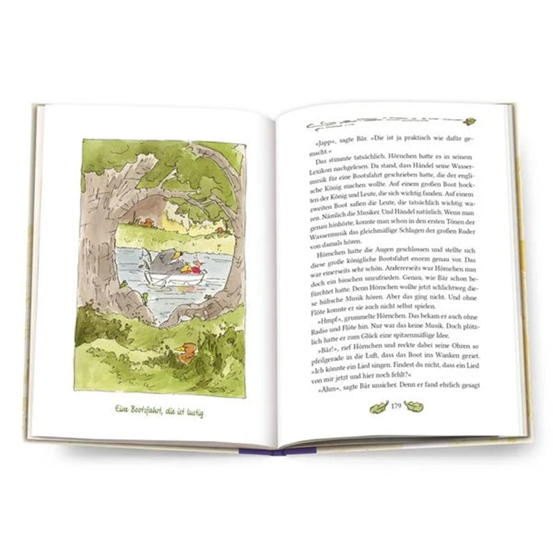 Aufgeschlagenes Kinderbuch Hörnchen & Bär – Eine Flussfahrt und andere spritzige Geschichten. Links eine farbige Illustration mit Boot auf dem Wasser, rechts Textseite mit Erzählung