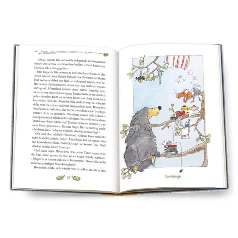 Aufgeschlagenes Buch Hörnchen & Bär – Eine Flussfahrt und andere spritzige Geschichten. Links Textseite, rechts farbige Illustration: Bär sitzt auf einem Ast, Hörnchen klettert höher hinauf, umgeben von Büchern und Alltagsgegenständen.