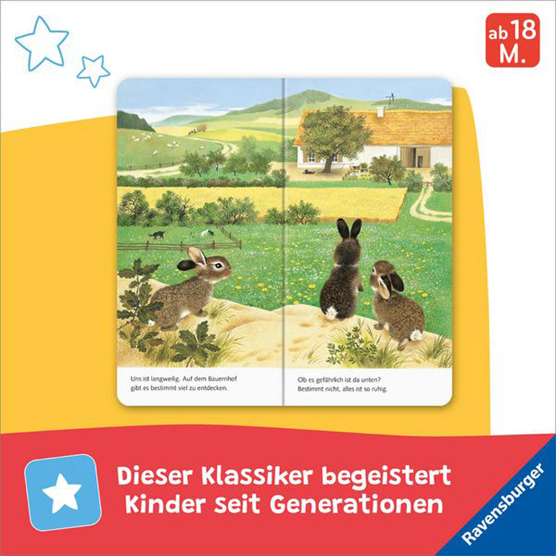 Illustration mit drei braunen Kaninchen, die auf einer Wiese vor einem Bauernhof sitzen. Im Hintergrund Felder, Bäume, Hügel und ein Bauernhaus mit gelbem Dach. Text unten: „Uns ist langweilig. Auf dem Bauernhof gibt es bestimmt viel zu entdecken.“ und „Ob es gefährlich ist da unten? Bestimmt nicht, alles ist so ruhig.“ Oben rechts rotes Feld „ab 18 M.“, unten rotes Banner „Dieser Klassiker begeistert Kinder seit Generationen“, rechts unten Ravensburger-Logo.