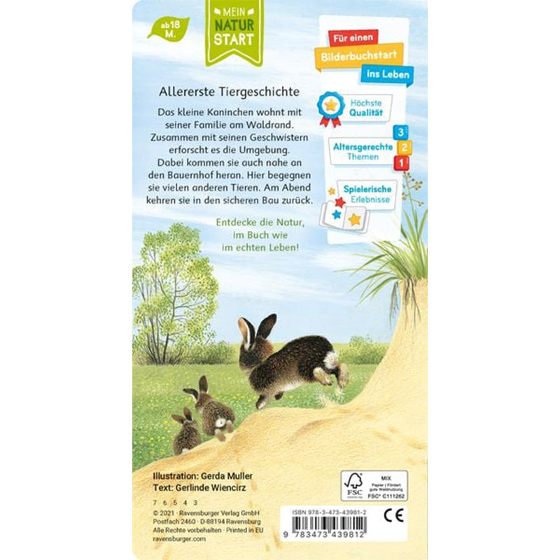 Illustration von drei Kaninchen am Waldrand, eines springt einen Hügel hinauf, zwei sitzen im Gras. Text: „Allererste Tiergeschichte. Das kleine Kaninchen wohnt mit seiner Familie am Waldrand. Zusammen mit seinen Geschwistern erforscht es die Umgebung. Dabei kommen sie auch nahe an den Bauernhof heran. Hier begegnen sie vielen anderen Tieren. Am Abend kehren sie in den sicheren Bau zurück. Entdecke die Natur, im Buch wie im echten Leben!“ Oben grün „Mein Natur Start ab 18 M.“, rechts bunte Infobox mit „Für