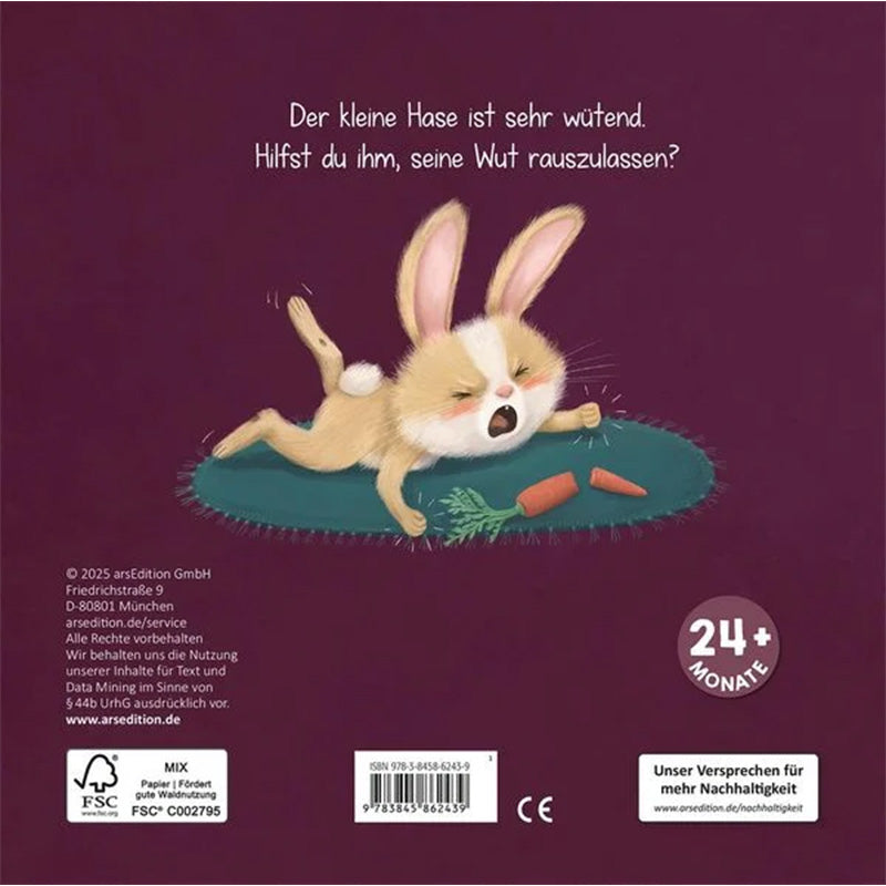 Illustration eines wütenden kleinen Hasen auf einer Matte mit Karotten, Text „Der kleine Hase ist sehr wütend. Hilfst du ihm, seine Wut rauszulassen?“, Altersangabe 24+ Monate.