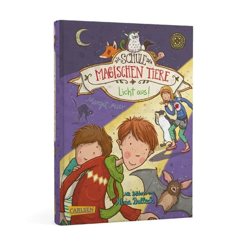 Buchcover (Variante): Dasselbe Covermotiv – zwei Kinder im Vordergrund mit einer Fledermaus, ein Mädchen mit einem Pinguin im Hintergrund, Nachtszene mit Scheinwerferlicht.