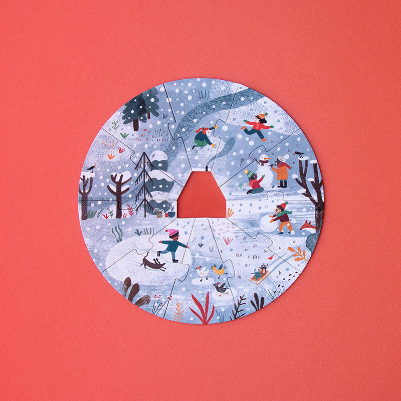 Puzzle Winter – Kinder spielen im Schnee vor Holzhütte