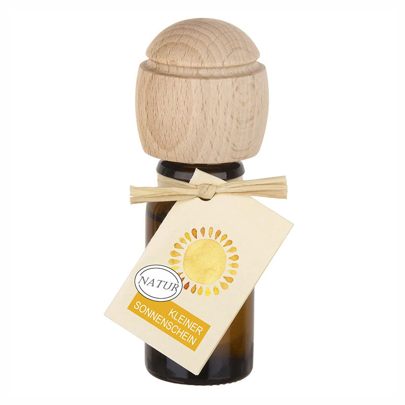 Raumduftflasche mit Holzaufsatz und Etikett Kleiner Sonnenschein, mit gezeichneter Sonne.