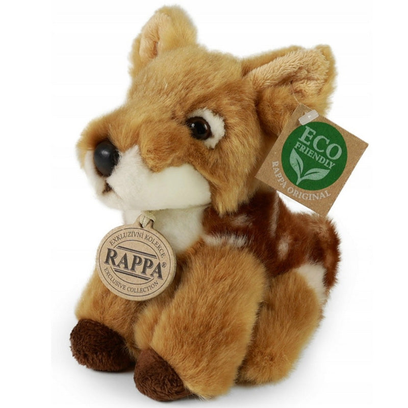 Ein braunes Plüschreh mit weißen Flecken sitzt aufrecht. Es hat große Knopfaugen, braune Pfoten und trägt ein „Eco Friendly“-Etikett am Ohr sowie eine runde „Rappa“-Marke um den Hals.