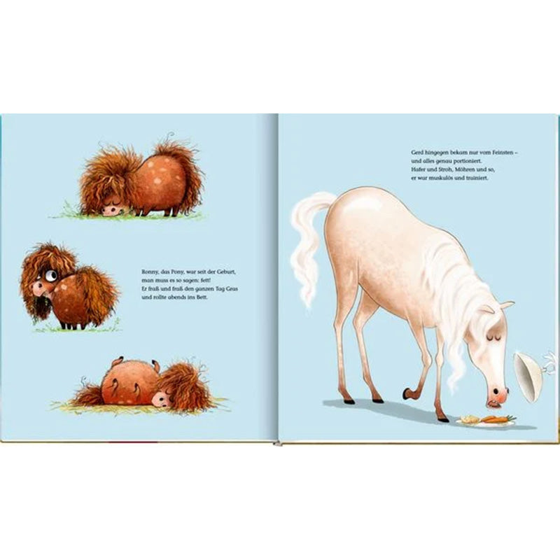 Links ist ein kleines, zotteliges Pony in verschiedenen Posen zu sehen: stehend, nachdenklich blickend und liegend. Rechts daneben steht ein elegantes weißes Pferd mit langer Mähne, das sich zu einem Napf mit Futter hinunterbeugt.