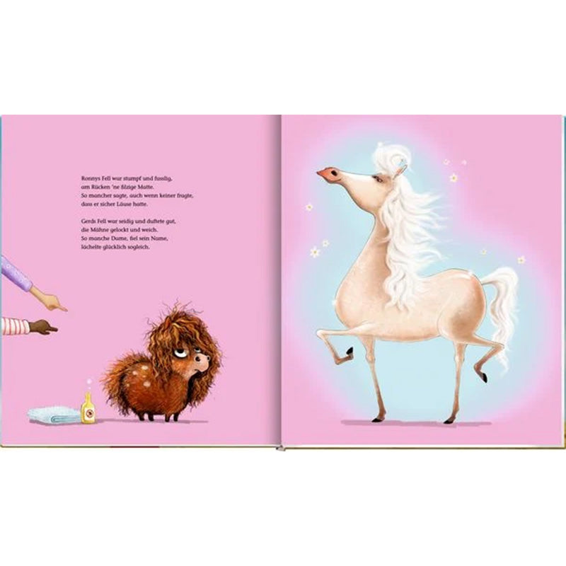 Illustration mit rosa Hintergrund: Links steht ein zotteliges kleines Pony neben Shampoo und Handtuch, rechts daneben ein elegantes weißes Pferd mit glänzendem Fell und wallender Mähne, das stolz posiert.