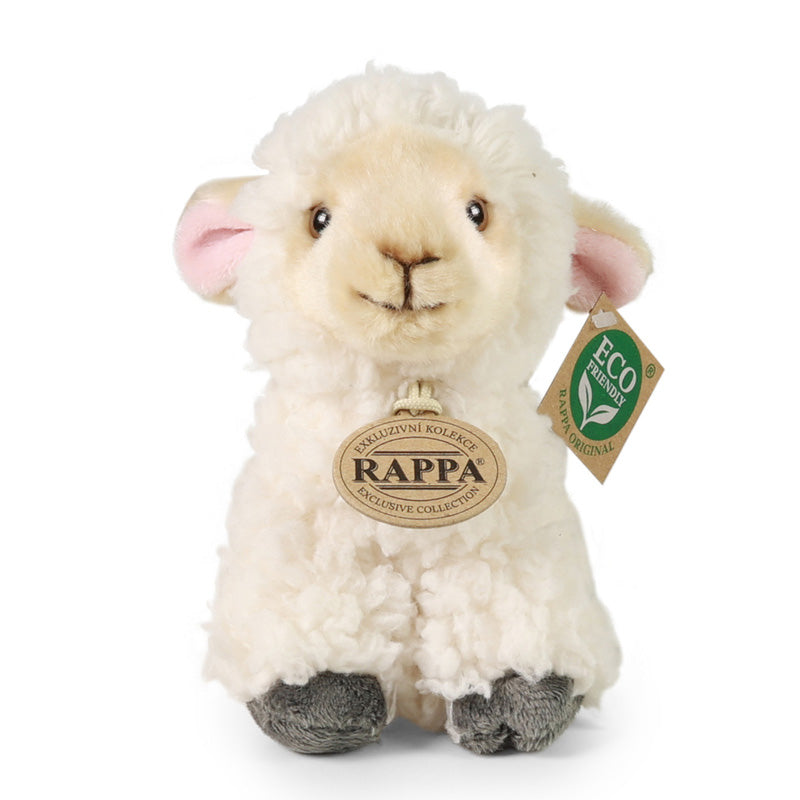 Kuscheliges Stofftier Schaf von RAPPA, sitzend mit lockigem weißen Fell, rosa Ohreninnenseiten und einem ECO Friendly Etikett.