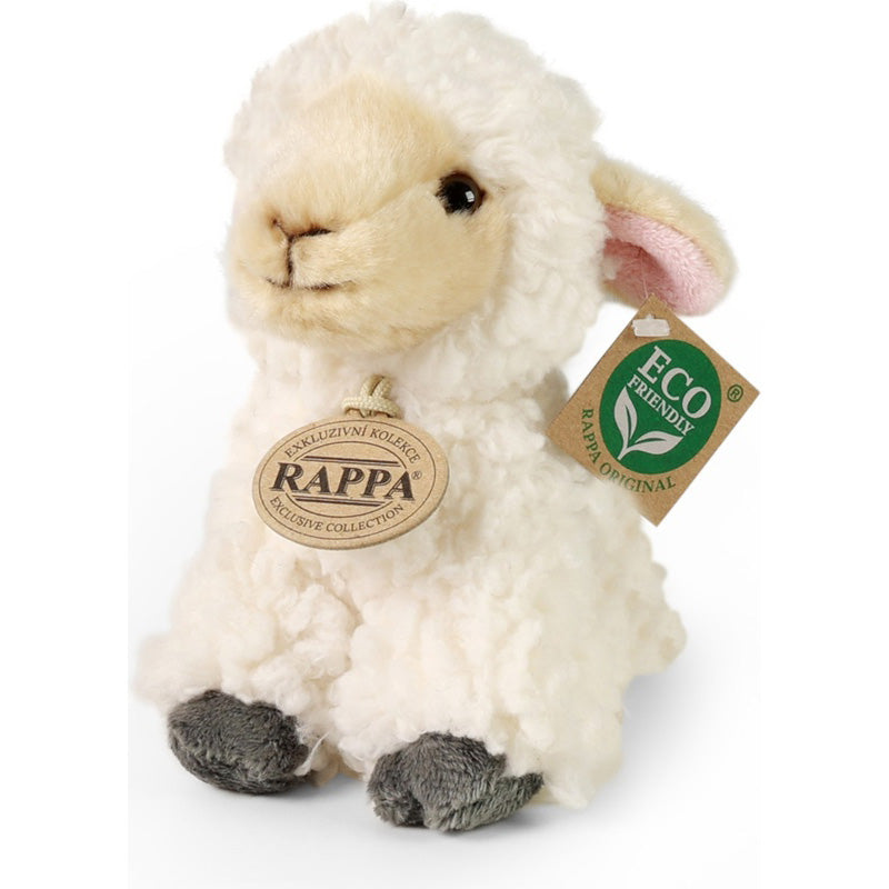 Plüsch-Schaf in schräger Vorderansicht, detailgetreu gestaltet mit flauschigem Fell, Rappa-Medaille und grünem ECO Friendly Anhänger.