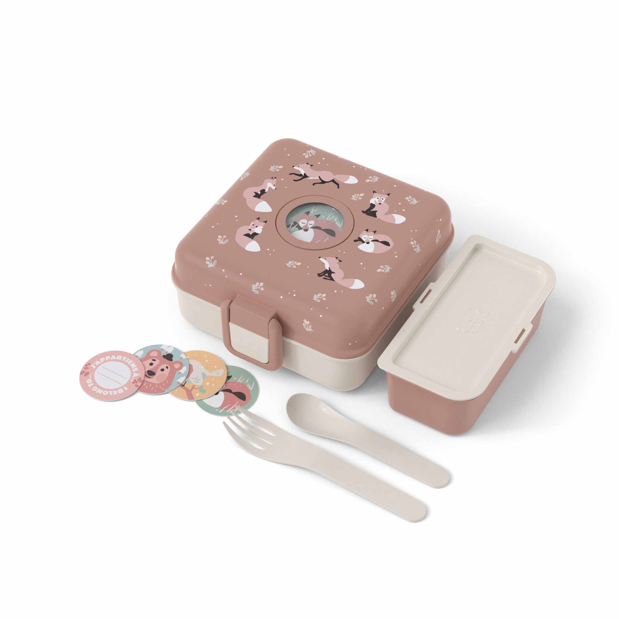 Snacky Lunchbox in Fuchs-Design, geschlossen, mit herausnehmbarem Besteck, Dose und Motiv-Buttons aufgestellt, zeigt alle Einzelteile übersichtlich