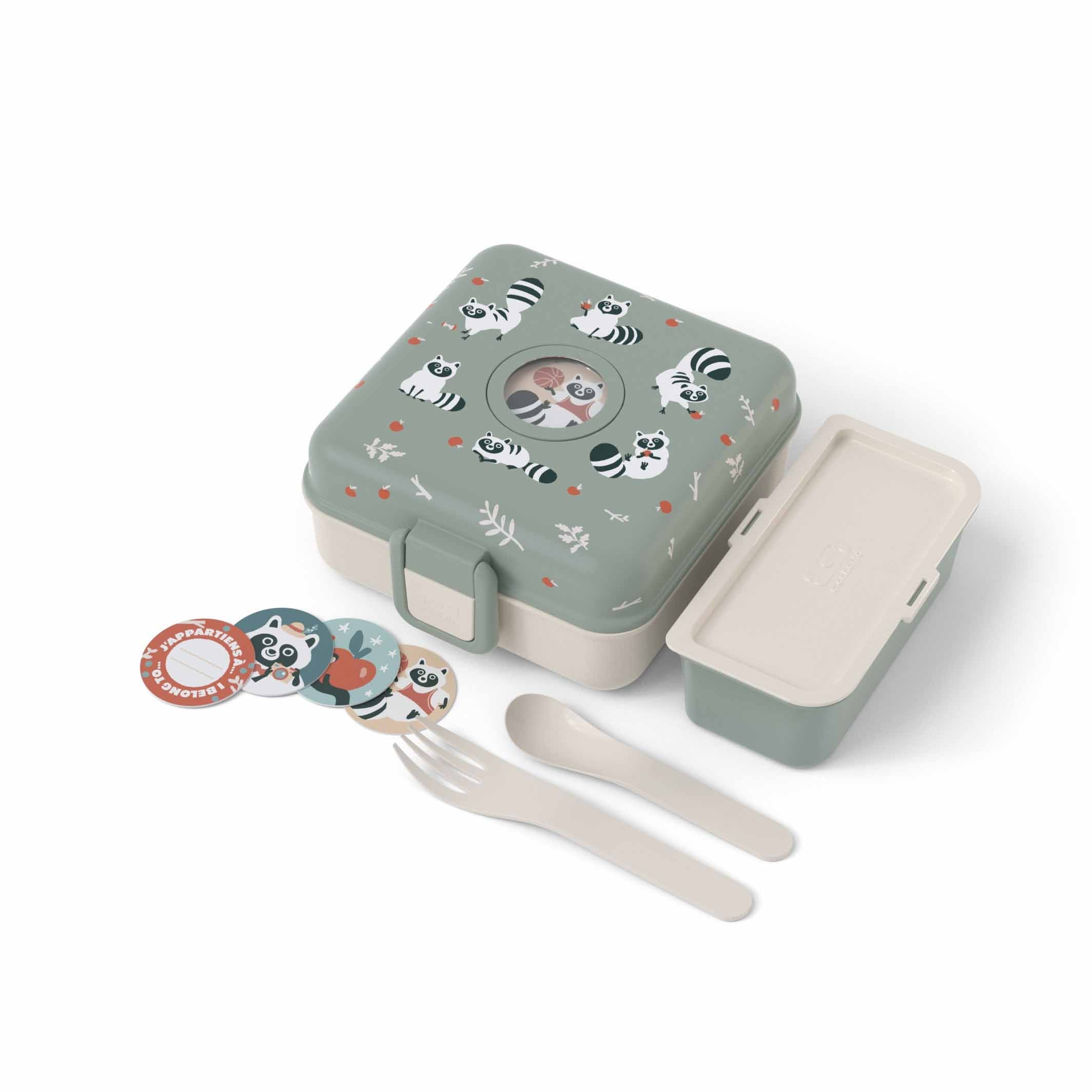 Snacky Lunchbox im Waschbär-Design, geschlossen, mit herausnehmbarem Besteck, Dose und Motiv-Buttons übersichtlich aufgestellt