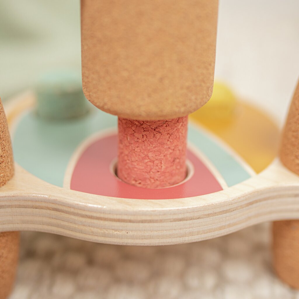 Hammer hämmert auf roten Stopfen der Kork Hammerbank