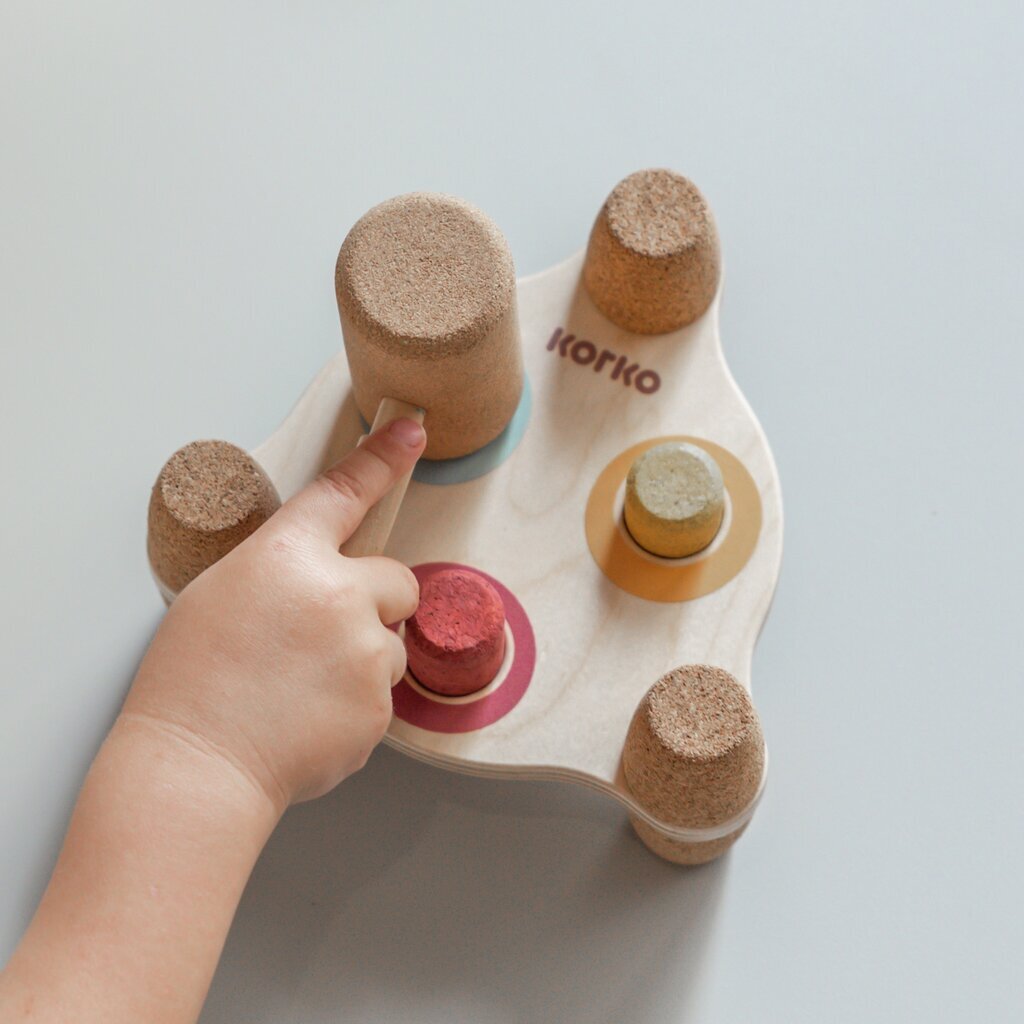 Kind hält Hammer für die Hammerbank aus Kork