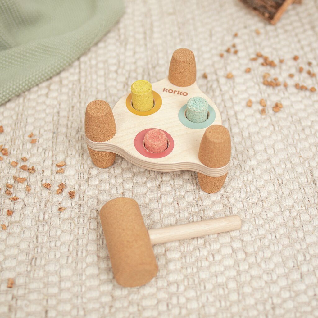 Hammerbank aus Kork auf Spielteppich