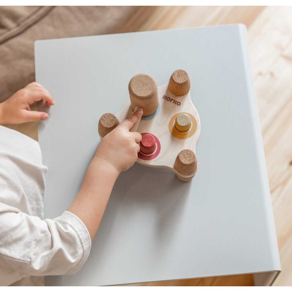 Kind spielt mit Hammerbank aus Kork