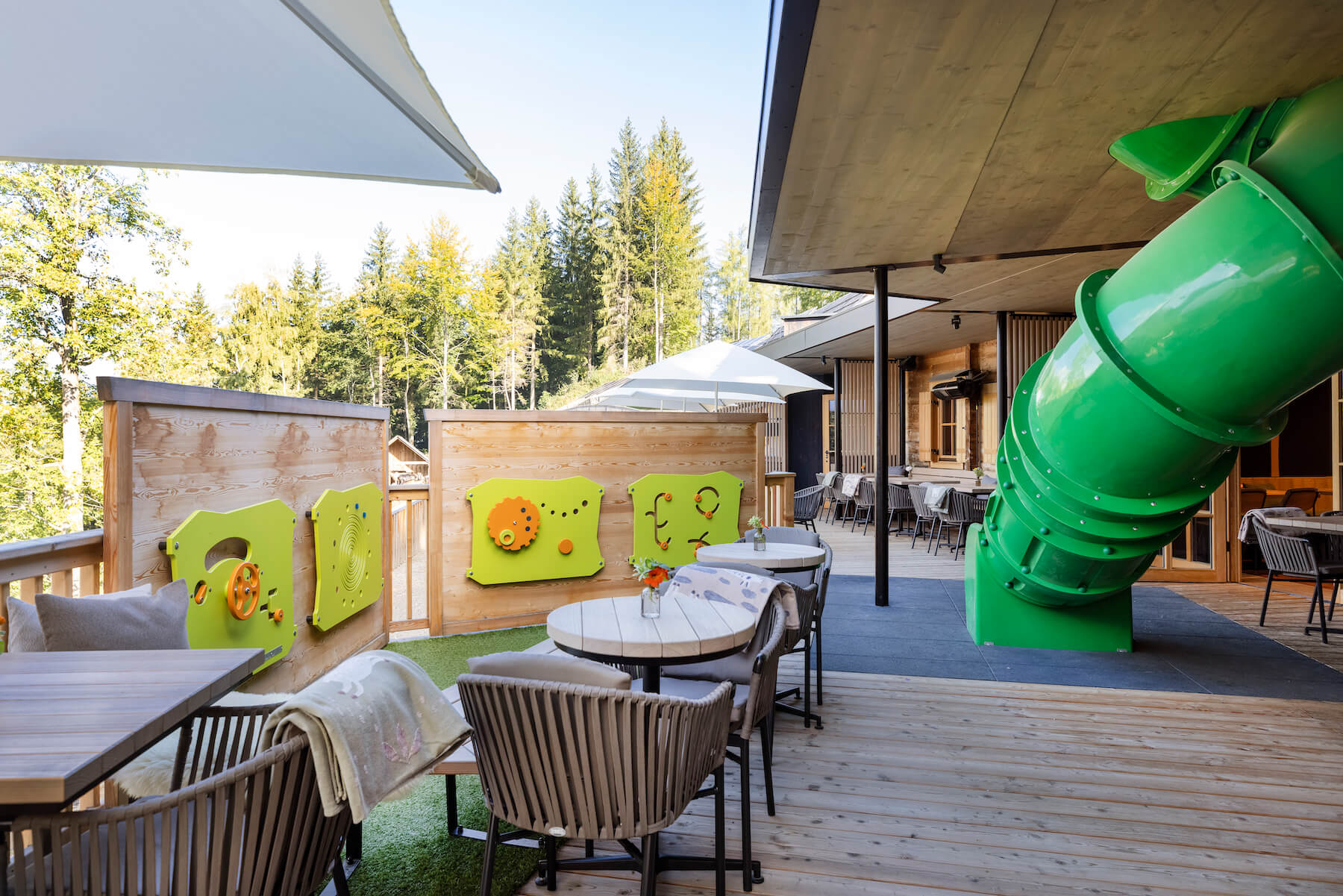 Terrasse Spielbereich Waldpark Restaurant